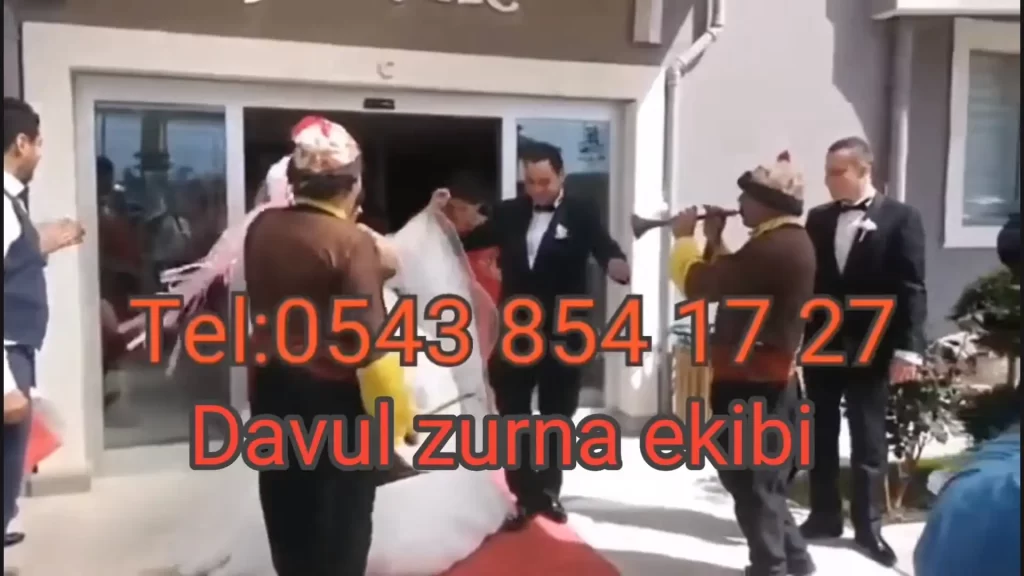 İzmir Yöresel Kıyafetli Davulcu Zurnacı